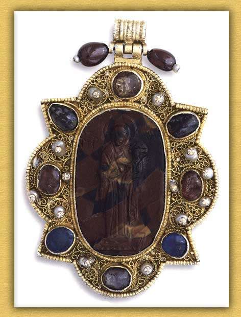 12th-century cameo encolpion with Christ and Theotokos.